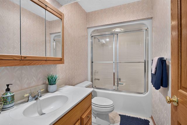 3113 W Canal Shore Drive, Leclaire, IA 52753