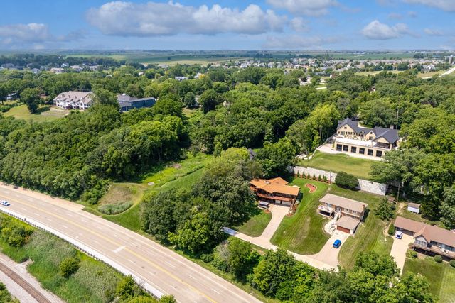 3113 W Canal Shore Drive, Leclaire, IA 52753