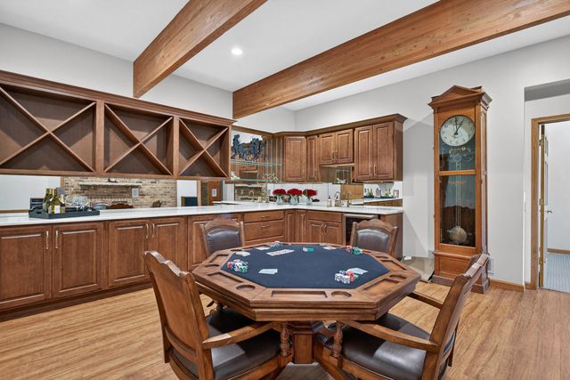 3113 W Canal Shore Drive, Leclaire, IA 52753