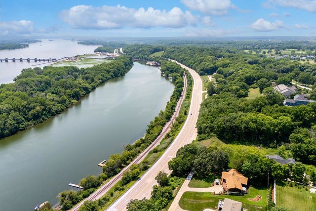 3113 W Canal Shore Drive, Leclaire, IA 52753