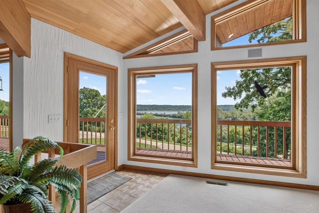 3113 W Canal Shore Drive, Leclaire, IA 52753