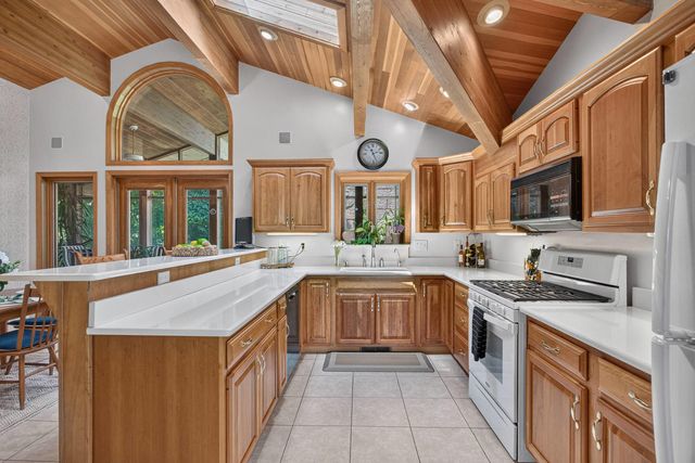 3113 W Canal Shore Drive, Leclaire, IA 52753