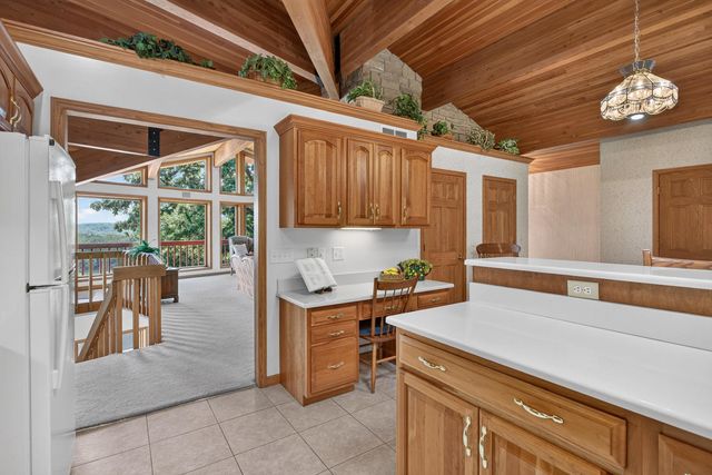 3113 W Canal Shore Drive, Leclaire, IA 52753