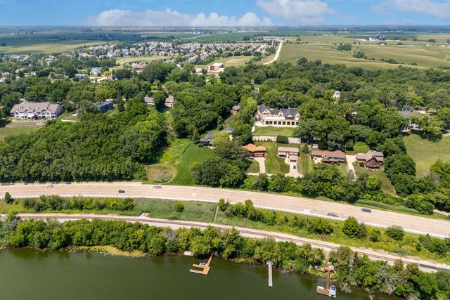 3113 W Canal Shore Drive, Leclaire, IA 52753