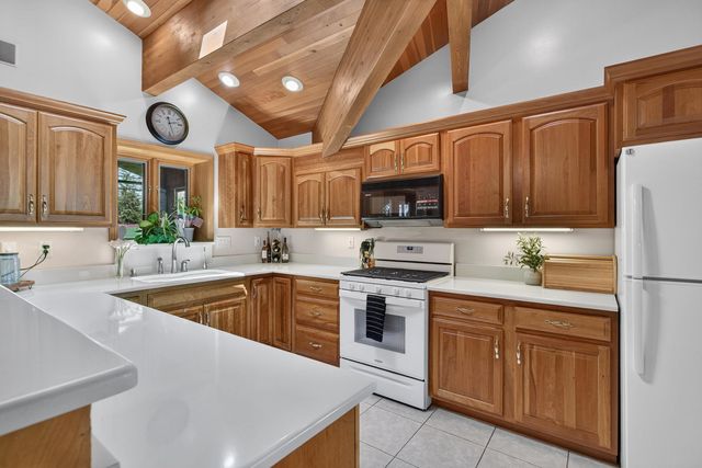 3113 W Canal Shore Drive, Leclaire, IA 52753