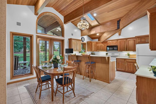 3113 W Canal Shore Drive, Leclaire, IA 52753