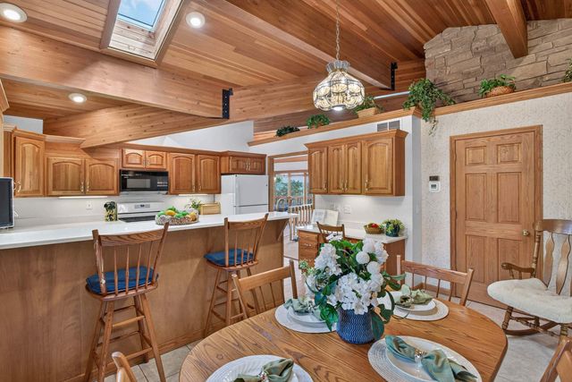 3113 W Canal Shore Drive, Leclaire, IA 52753