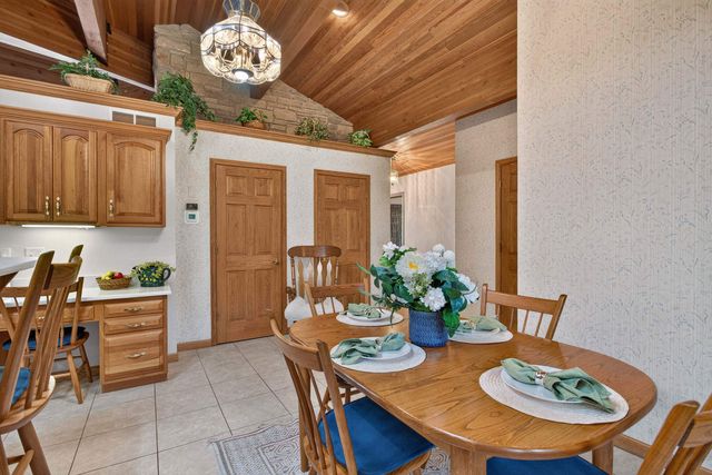3113 W Canal Shore Drive, Leclaire, IA 52753