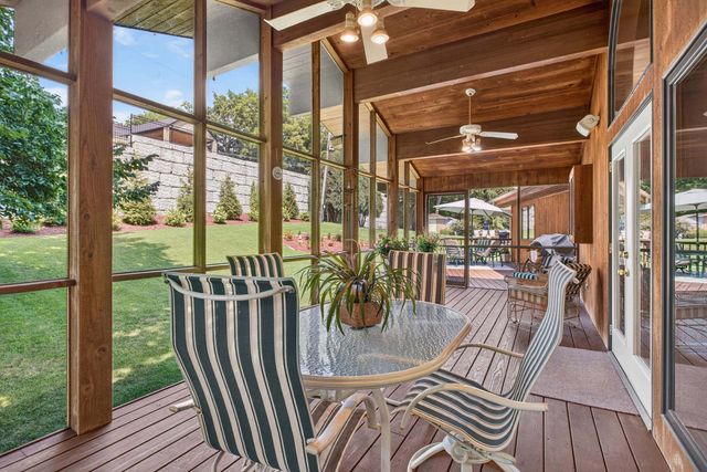 3113 W Canal Shore Drive, Leclaire, IA 52753