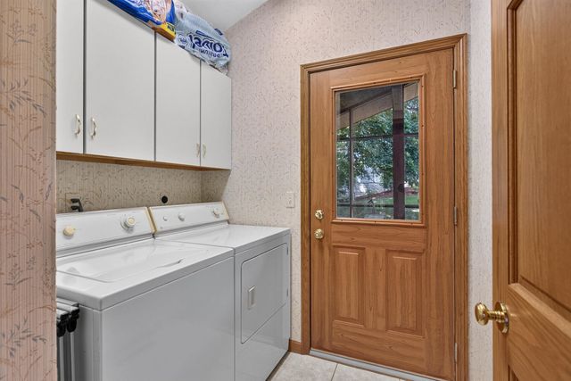 3113 W Canal Shore Drive, Leclaire, IA 52753