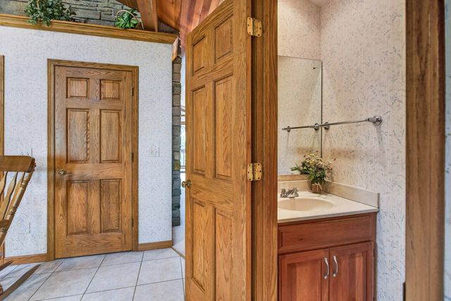 3113 W Canal Shore Drive, Leclaire, IA 52753