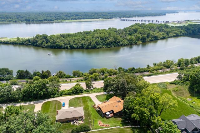 3113 W Canal Shore Drive, Leclaire, IA 52753