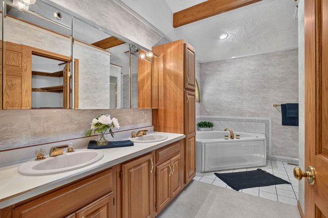 3113 W Canal Shore Drive, Leclaire, IA 52753