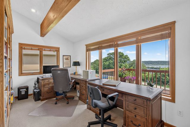 3113 W Canal Shore Drive, Leclaire, IA 52753