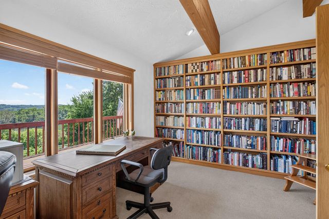 3113 W Canal Shore Drive, Leclaire, IA 52753