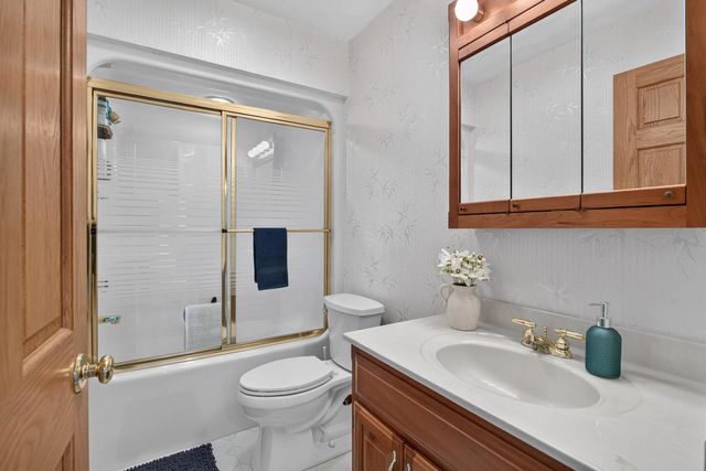 3113 W Canal Shore Drive, Leclaire, IA 52753