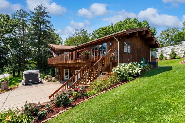 3113 W Canal Shore Drive, Leclaire, IA 52753