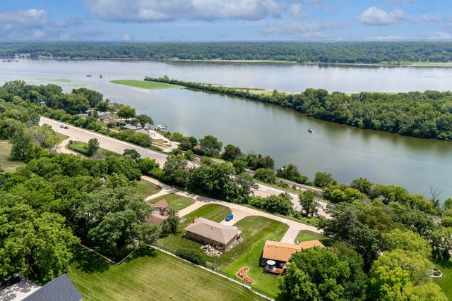 3113 W Canal Shore Drive, Leclaire, IA 52753