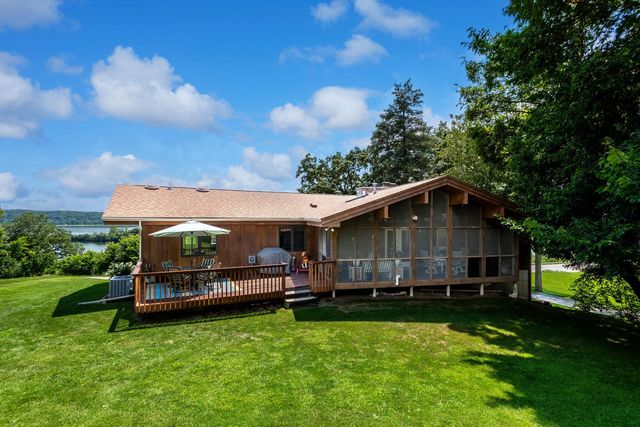 3113 W Canal Shore Drive, Leclaire, IA 52753