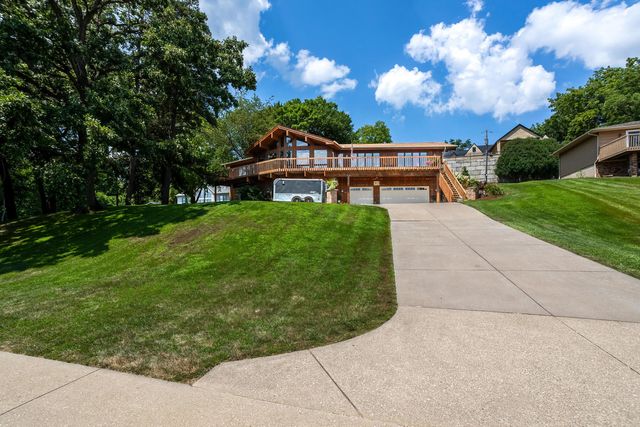 3113 W Canal Shore Drive, Leclaire, IA 52753