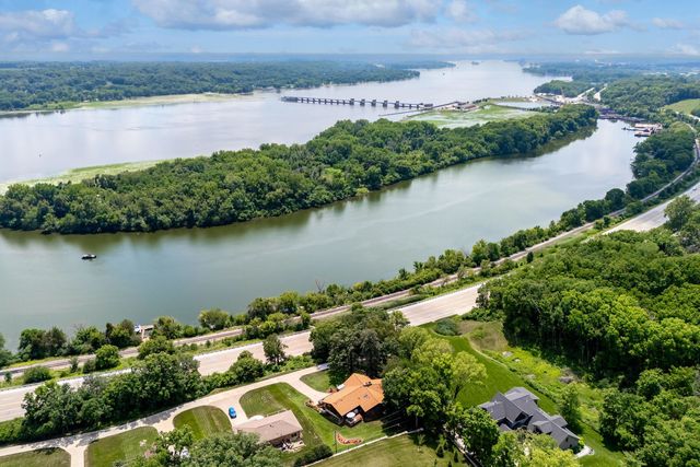 3113 W Canal Shore Drive, Leclaire, IA 52753