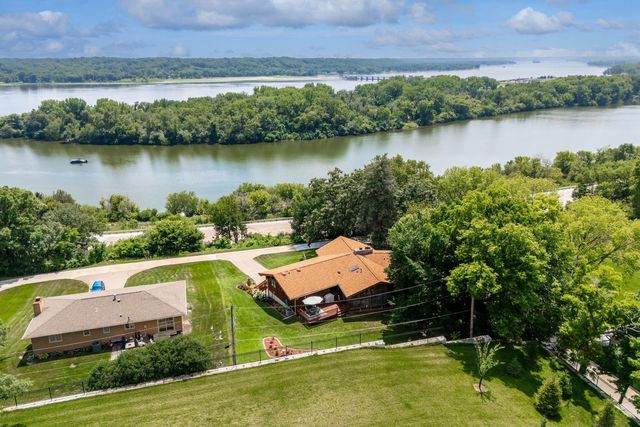 3113 W Canal Shore Drive, Leclaire, IA 52753