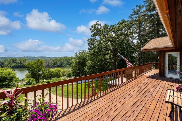 3113 W Canal Shore Drive, Leclaire, IA 52753