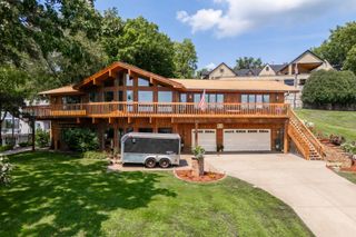 3113 W Canal Shore Drive, Leclaire, IA 52753