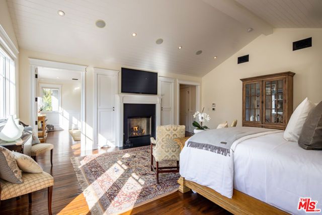 117 S BURLINGAME Avenue, Los Angeles, CA 90049