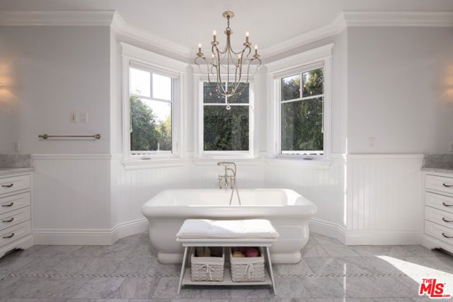 117 S BURLINGAME Avenue, Los Angeles, CA 90049