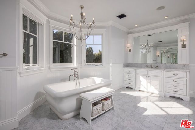 117 S BURLINGAME Avenue, Los Angeles, CA 90049