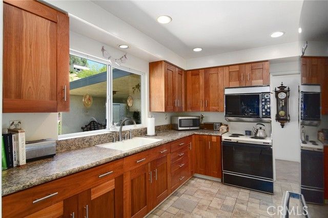 7158 Leota, Canoga Park (los Angeles), CA 91304