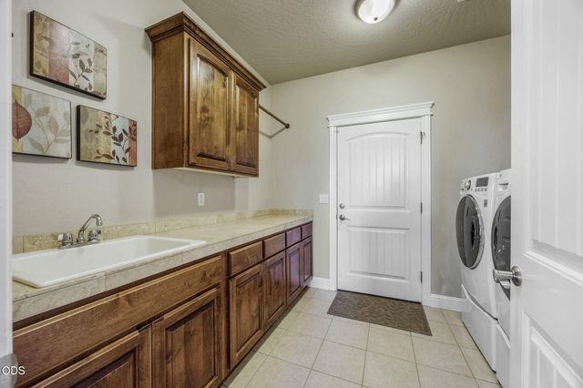 410 Lone Oak Drive, Medford, OR 97504