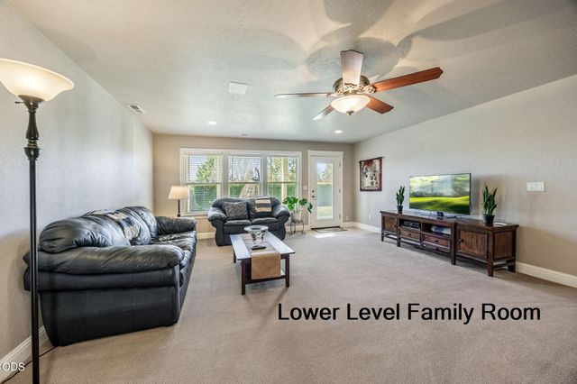 410 Lone Oak Drive, Medford, OR 97504