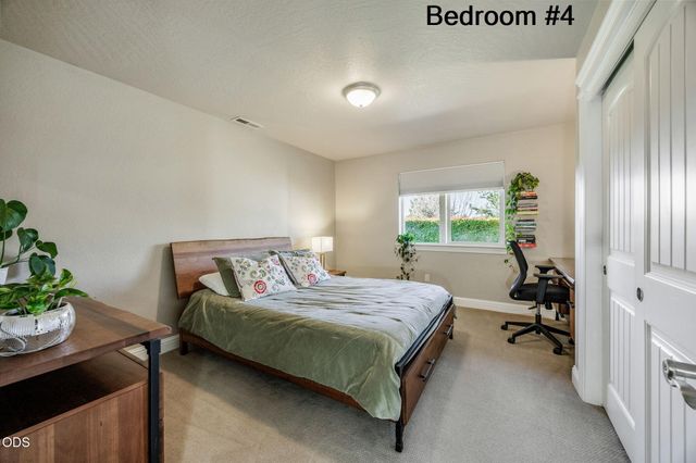 410 Lone Oak Drive, Medford, OR 97504