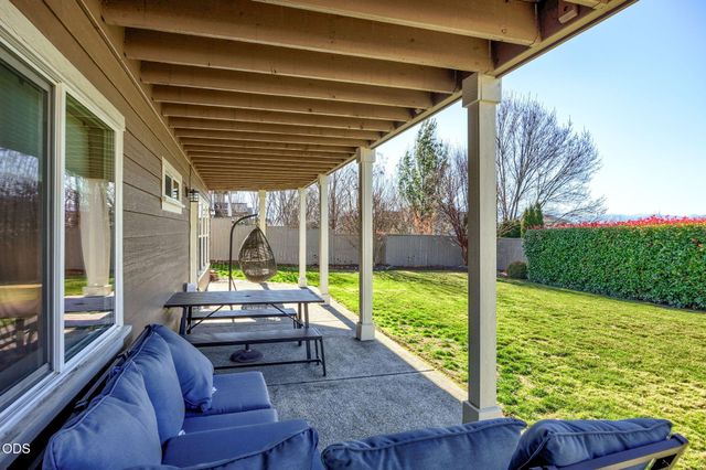 410 Lone Oak Drive, Medford, OR 97504
