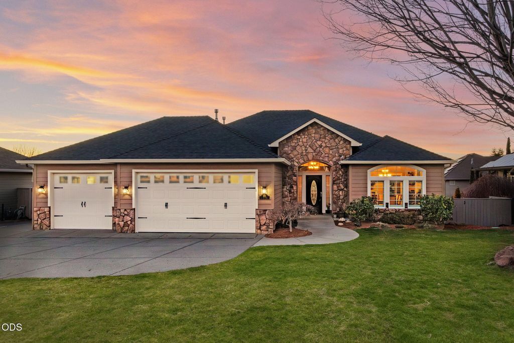 410 Lone Oak Drive, Medford, OR 97504