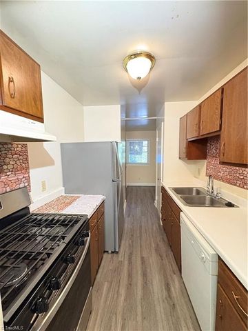 2890 Carriage Drive F, Winston-salem, NC 27106