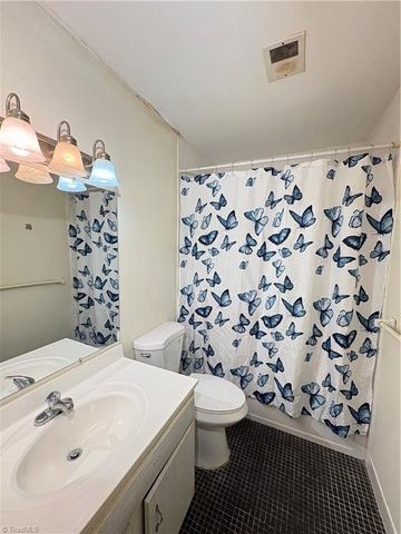 2890 Carriage Drive F, Winston-salem, NC 27106