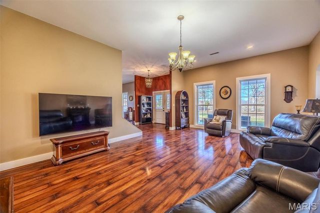 15650 HWY WW, Lebanon, MO 65536