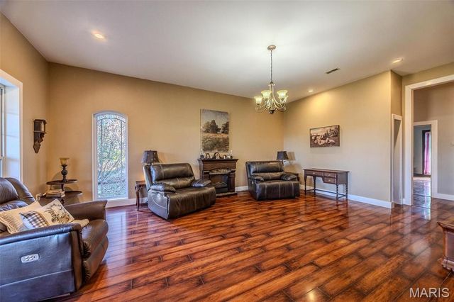 15650 HWY WW, Lebanon, MO 65536