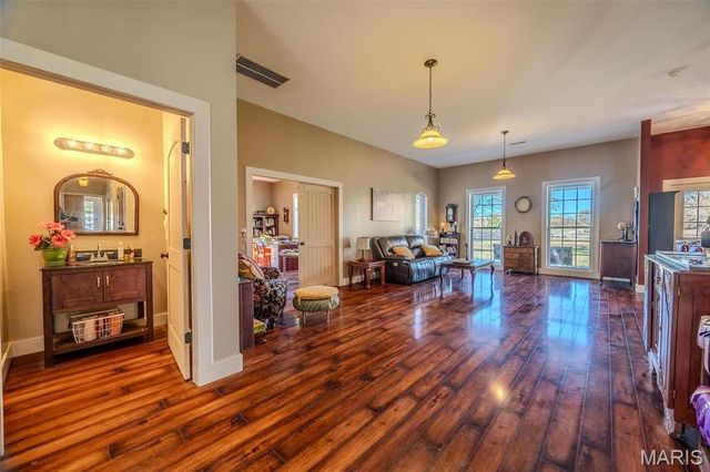 15650 HWY WW, Lebanon, MO 65536