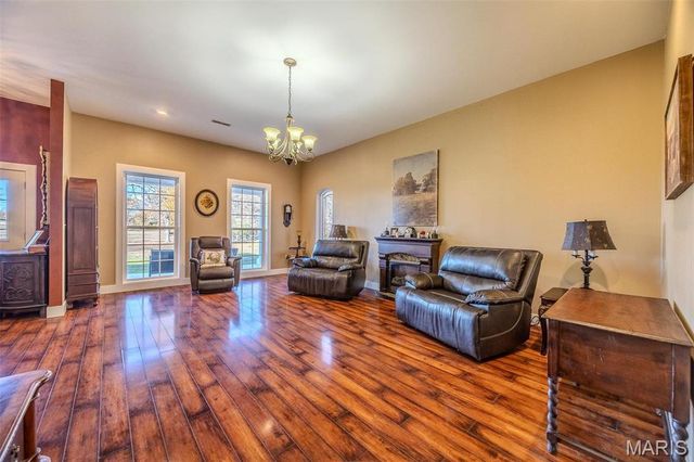 15650 HWY WW, Lebanon, MO 65536