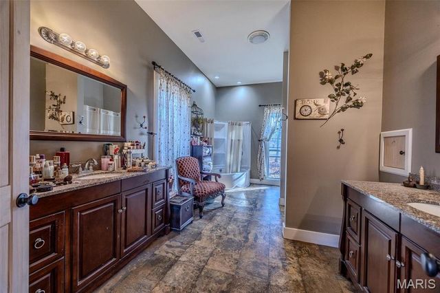 15650 HWY WW, Lebanon, MO 65536