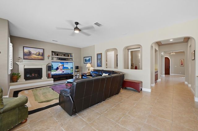 9425 Pinehurst Dr, Roseville, CA 95747