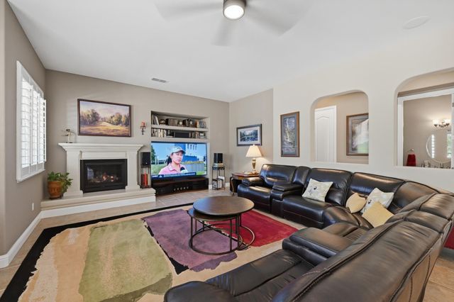 9425 Pinehurst Dr, Roseville, CA 95747