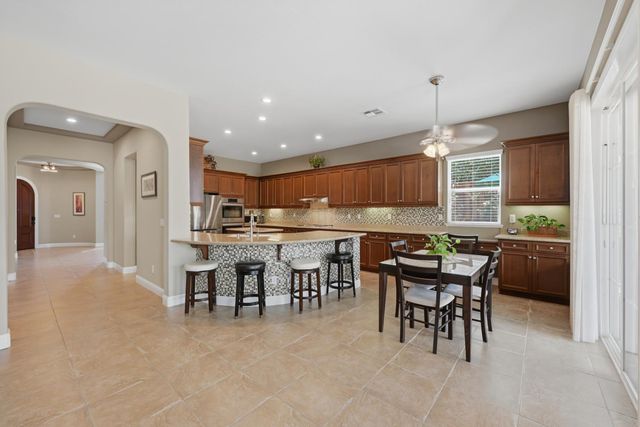 9425 Pinehurst Dr, Roseville, CA 95747