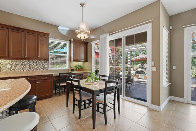 9425 Pinehurst Dr, Roseville, CA 95747