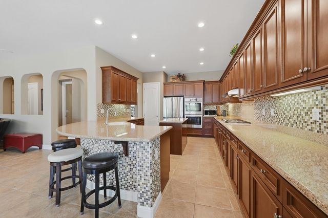 9425 Pinehurst Dr, Roseville, CA 95747
