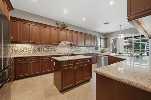 9425 Pinehurst Dr, Roseville, CA 95747